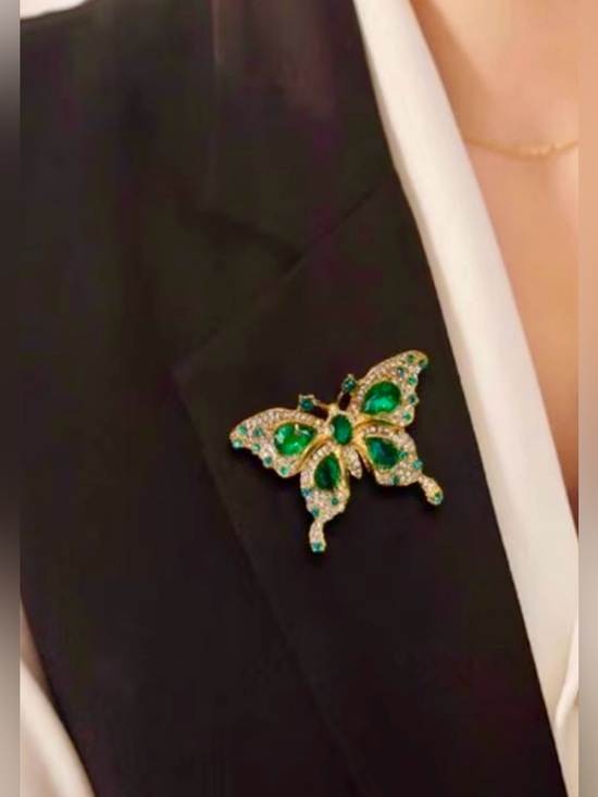 Jewelry - Chic Butterfly Brooch - Gold Tone Elegant Green Crystal